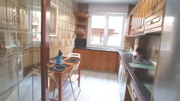 Een koelkast, een magnetron, een kookplaat, een vaatwasser