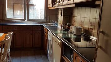 Een koelkast, een magnetron, een kookplaat, een vaatwasser