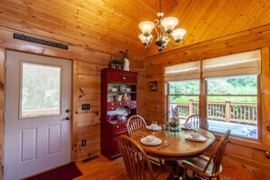 Dining - Cozy Cabin with Pastoral Views (Vilas)