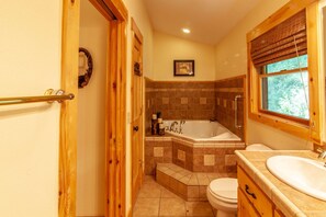 Shower, jetted bath, towels - Cozy Cabin with Pastoral Views (Vilas)