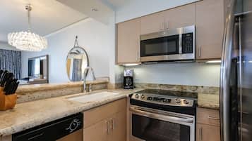 Frigorifero, microonde, forno, piano cottura