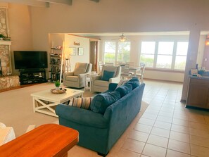 Smart TV, fireplace, DVD player, books - Waters Edge Beachfront Private Residence - Ground Level Home (Alligator Point)