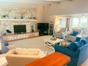 Smart-TV, Kamin, DVD-Player, Bücher