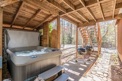 CREEKSIDE COTTAGE |PET FRIENDLY & HOT TUB