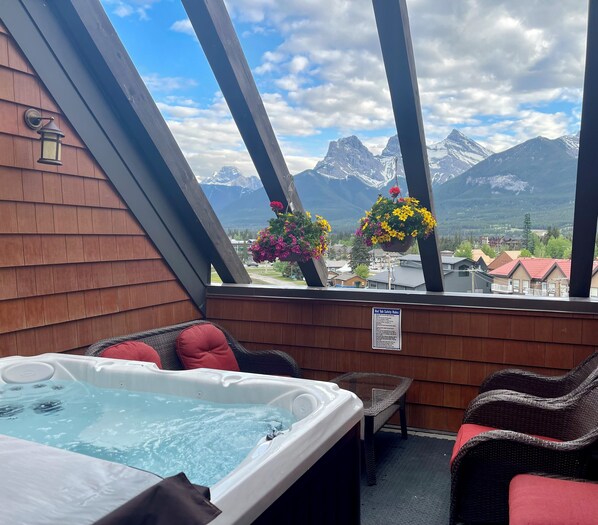 Outdoor spa tub - Your Penthouse with a private rooftop new hot tub. (Canmore)