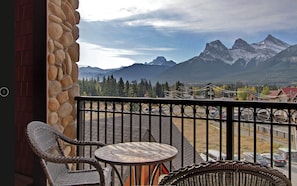 Property grounds - Your Penthouse with a private rooftop new hot tub. (Canmore)