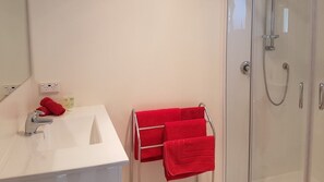 Superior studio suite, 1 queensize bed, uitzicht op de binnenplaats | Badkamer | Een douche, een regendouche, gratis toiletartikelen, een haardroger