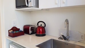 Suite estudio superior, 1 cama de matrimonio, vistas al patio | Cocina privada | Frigorífico, microondas, hervidor eléctrico y utensilios de cocina