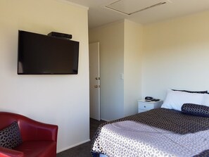 Iron/ironing board, free WiFi, bed sheets - Annandale Accommodation (Taupo)