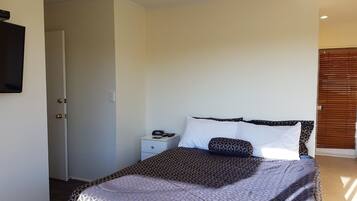 Superior Studio Suite, 1 Queen Bed, Courtyard View | Iron/ironing board, free WiFi, bed sheets