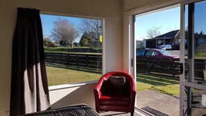 Suite estudio superior, 1 cama de matrimonio, vistas al patio | Zona de estar | Una televisión de pantalla plana