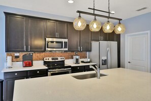 Refrigerador, microondas, horno y parrilla de estufa 