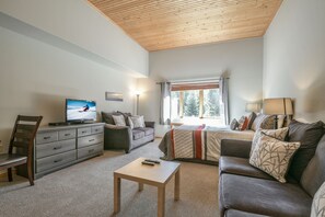 Signature Studio, 1 King Bed with Sofa bed, Mountain View (Gateway Lodge 5061) | Living area | 50-inch flat-screen TV with cable channels, TV - Gateway Lodge 5061 (Keystone)