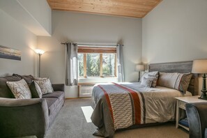 Signature Studio, 1 King Bed with Sofa bed, Mountain View (Gateway Lodge 5061) | Exterior
