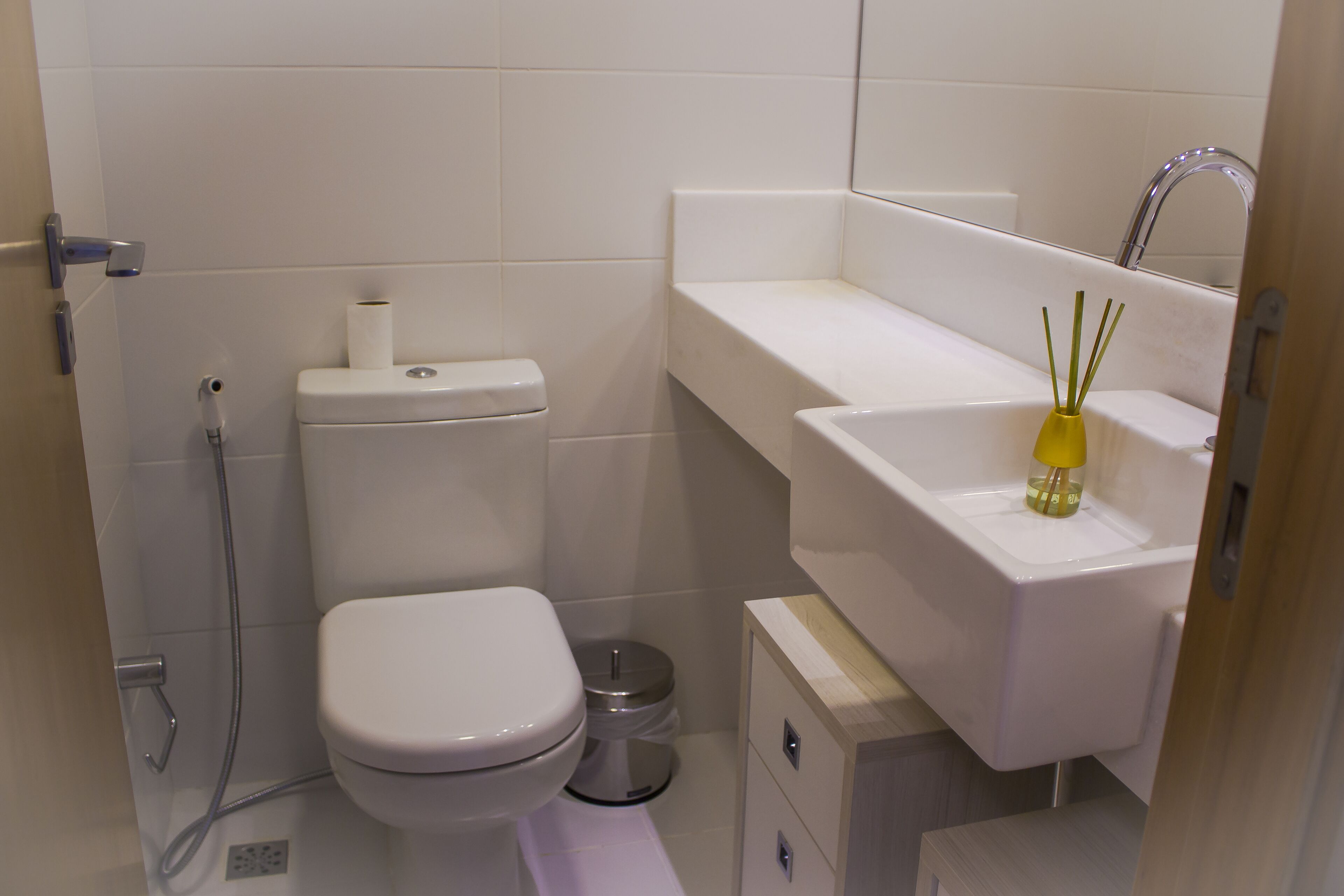 Une salle de bain moderne équipée de toilettes, d’un lavabo et d’une douche.
