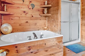 Ensemble douche/baignoire, sèche-cheveux, serviettes fournies, savon