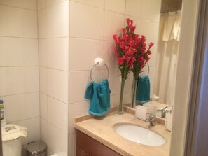 Apartamento conforto, 1 cama de casal, acessível, para fumantes | Banheiro | Chuveiro/banheira combinados, banheira de imersão