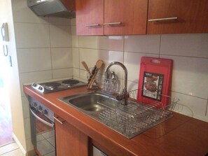 Apartamento conforto, 1 cama de casal, acessível, para fumantes | Cozinha privada | Geladeira, micro-ondas, fogão, cooktop