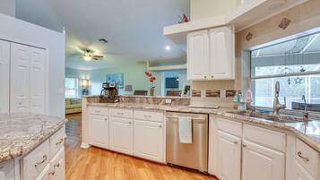 Réfrigérateur, micro-ondes, plaque de cuisson, lave-vaisselle