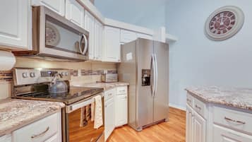 Réfrigérateur, micro-ondes, plaque de cuisson, lave-vaisselle