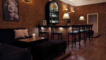 Breakfast, lunch, dinner served; international cuisine