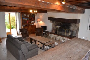 Téléviseur, foyer, lecteur de DVD, livres