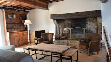 Fernseher, Kamin, DVD-Player, Bücher