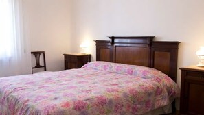 3 chambres, bureau, chambres insonorisées, fer et planche à repasser
