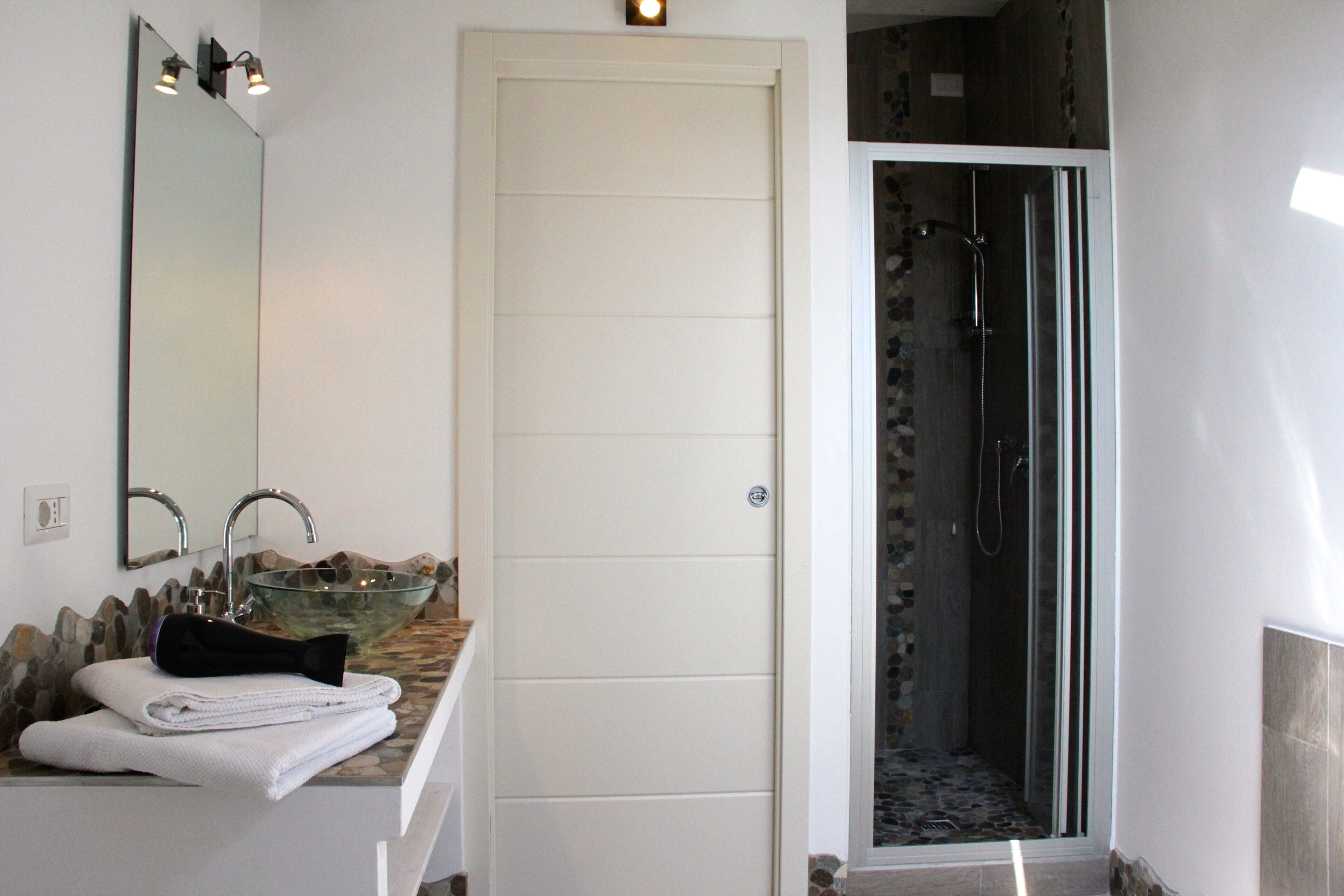 Shower, free toiletries, hair dryer, bidet