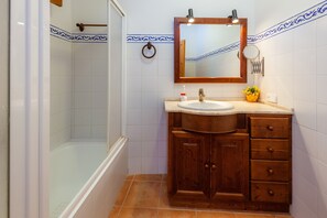 Dusch, gratis toalettartiklar, hårtork och handdukar