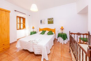 3 bedrooms, iron/ironing board, free WiFi, bed sheets