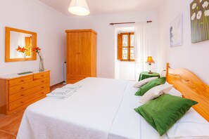 3 makuuhuonetta, silitysrauta/-lauta, ilmainen Wi-Fi, vuodevaatteet