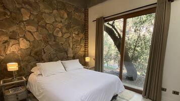 3 habitaciones, tabla de planchar con plancha y cuna de viaje