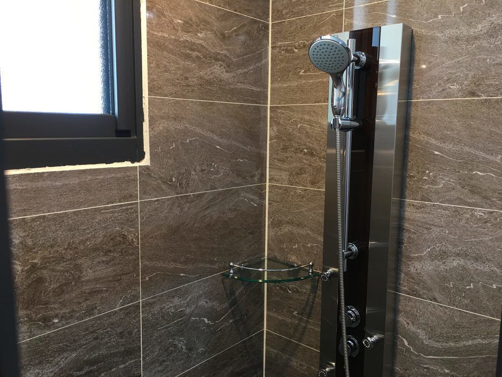 Een douche, gratis toiletartikelen, een haardroger, pantoffels
