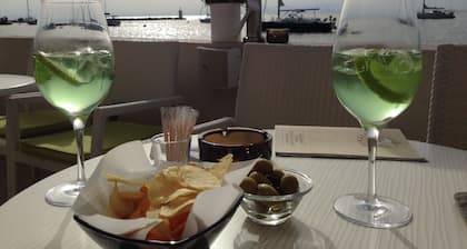 Blau wie der Himmel und das Meer im Sommer