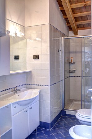 Bruser, hårtørrer, bidet, håndklæder