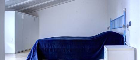 2 makuuhuonetta, tallelokero huoneessa, silitysrauta/-lauta