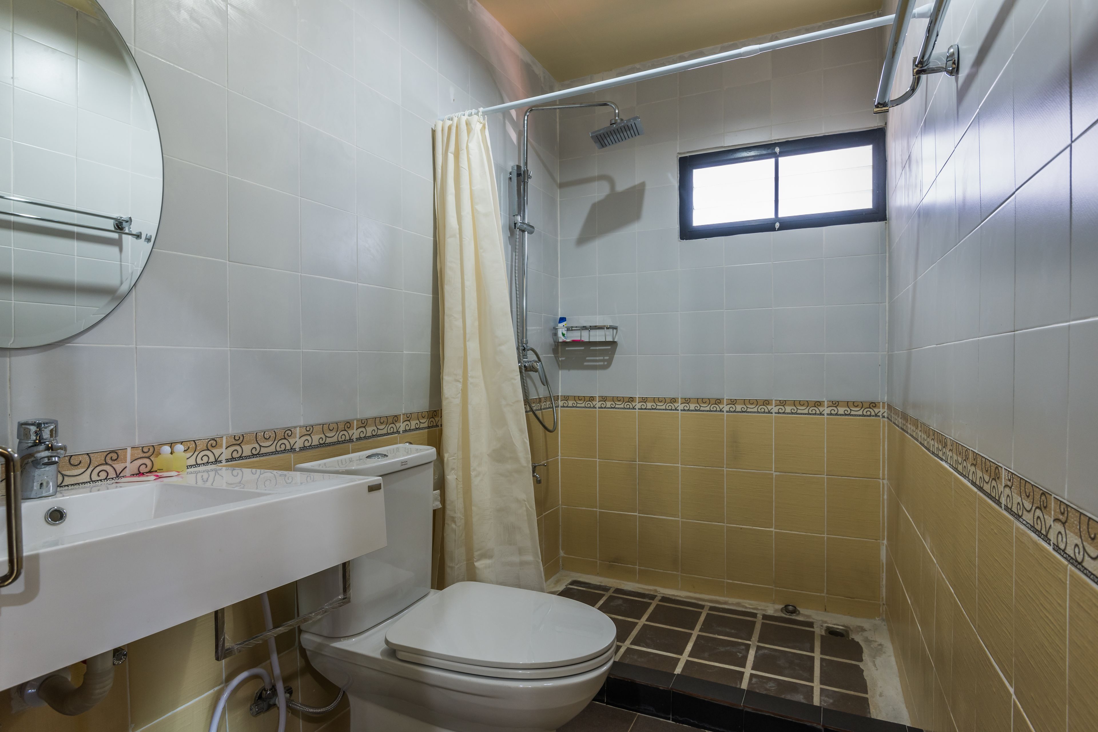 Ein Badezimmer mit Toilette, Waschbecken und Dusche.