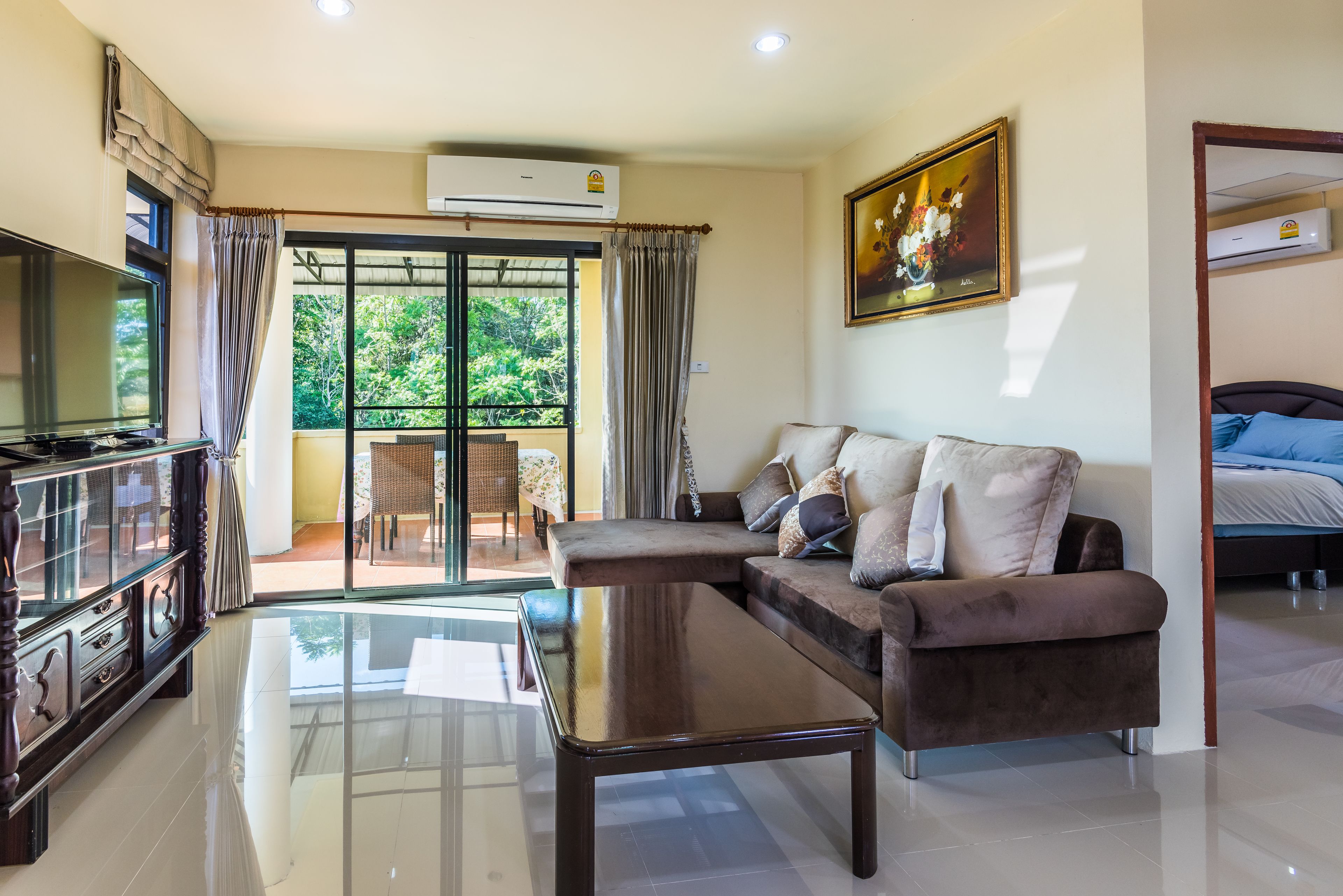 Suite, 1 Double Bed, Non Smoking | Living area | 24-inch flat-screen TV with cable channels, TV