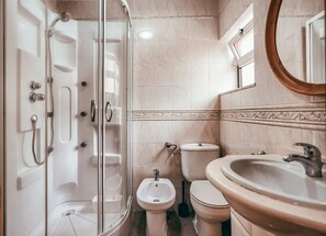 Ducha, secador de pelo, toallas