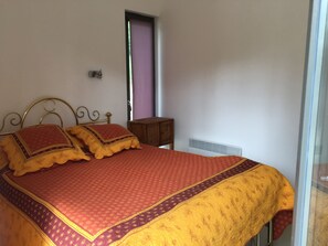5 chambres, fer et planche à repasser, lit de bébé portatif