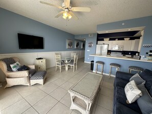 Smart-TV, Kamin, DVD-Player, Bücher