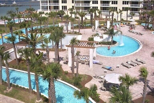 Una piscina al aire libre, una piscina climatizada