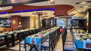 2 restaurants; breakfast, lunch and dinner served 