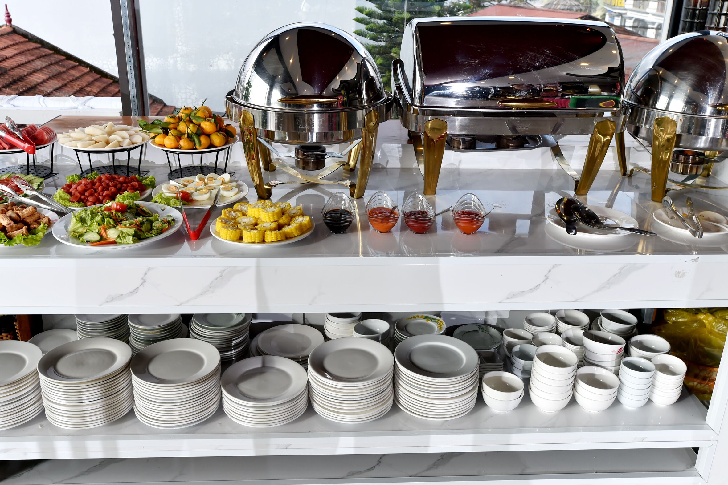 2 restaurants, breakfast served