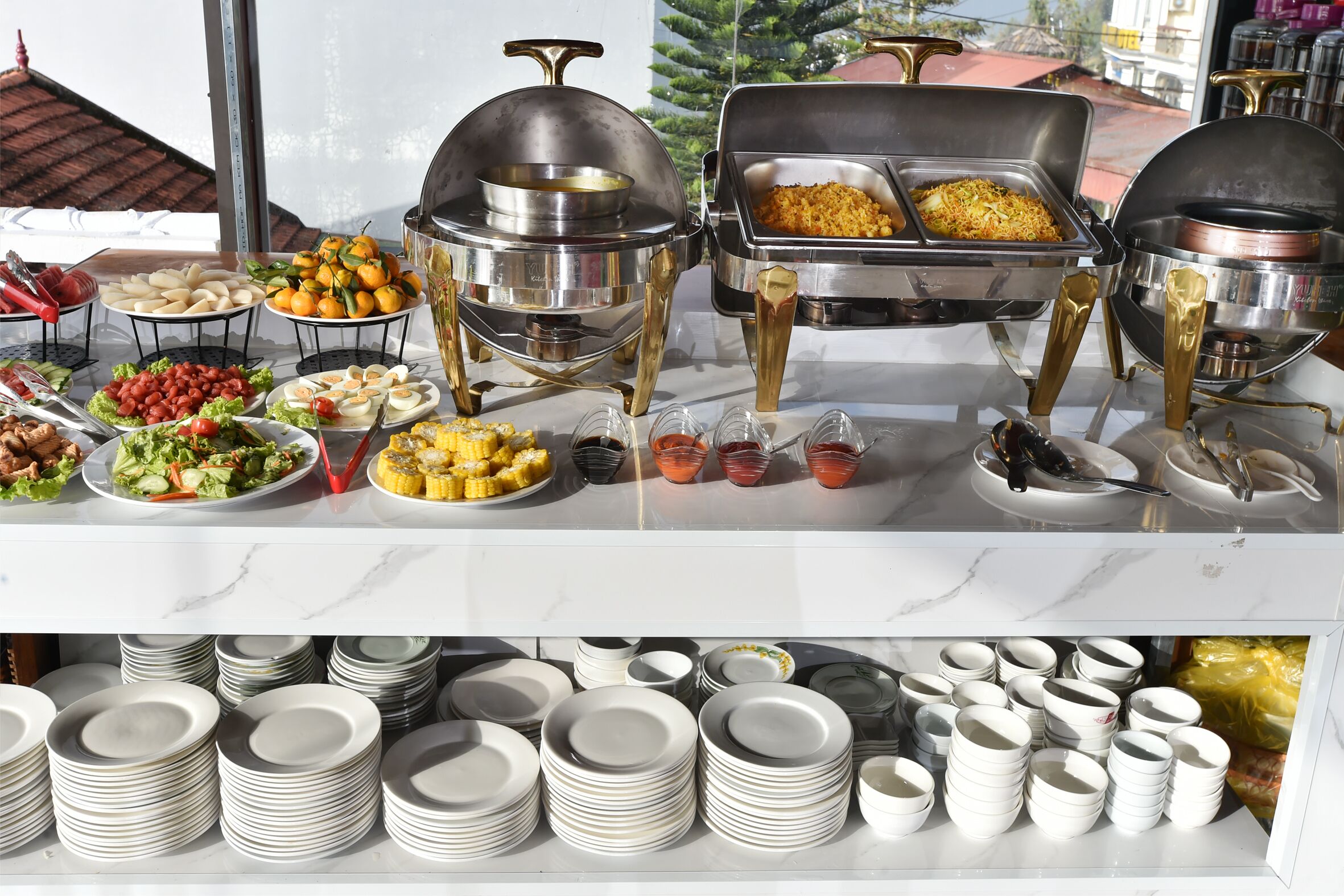 2 restaurants, breakfast served