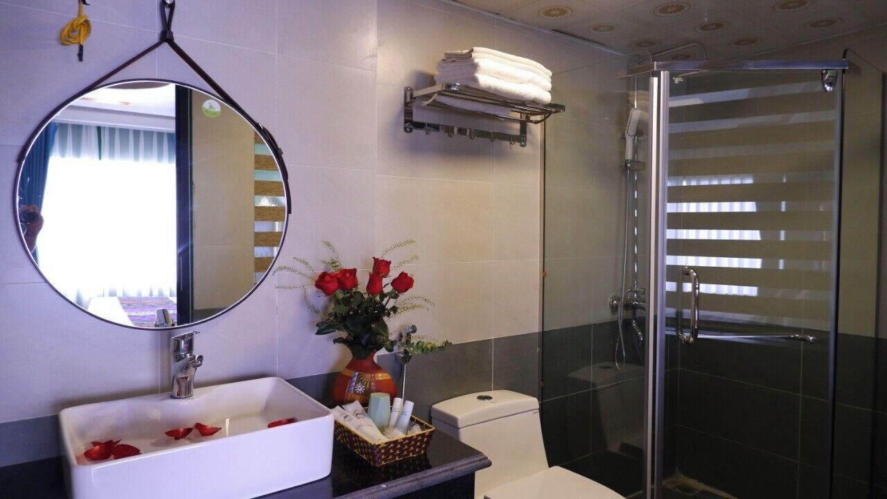 suite, city view | bathroom | shower, free toiletries, hair dryer, slippers