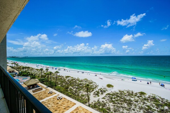 En la playa, camastros y toallas de playa 