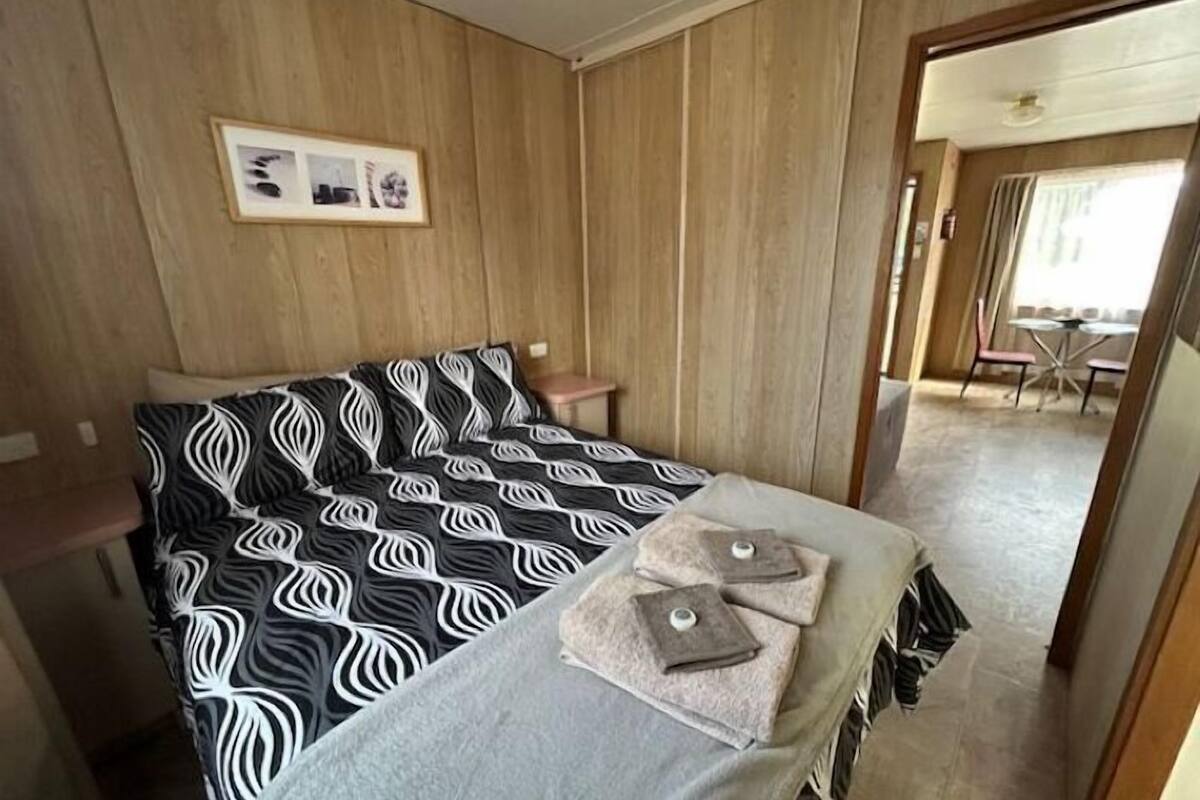1 Bedroom Self-Contained Suite | 1 quarto, cortinas blackout, roupa de cama