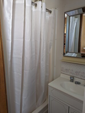 1 Bedroom Self-Contained Suite | Badezimmer | Handtücher